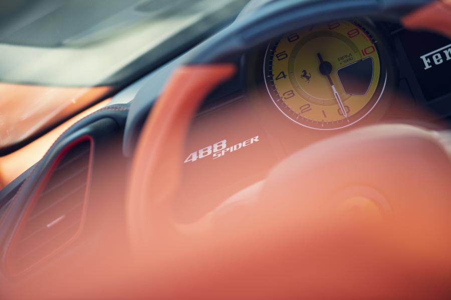 Панель приборов Ferrari 488 Spider by Novitec Rosso 2017 года  (фото 2 из 8)